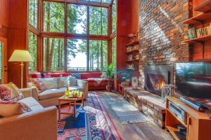 un soggiorno con camino e muro di mattoni di The Redwood House a Fish Rock