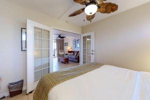 Ένα ή περισσότερα κρεβάτια σε δωμάτιο στο Hale Ono Loa 208