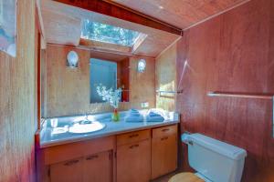 un bagno con lavandino, specchio e WC di The Redwood House a Fish Rock Altre 22 foto