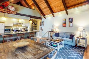 un salon avec une table et un canapé dans l'établissement Casa del Lago, à Tyrolian Village