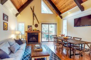 un salon avec un canapé et une table dans l'établissement Casa del Lago, à Tyrolian Village