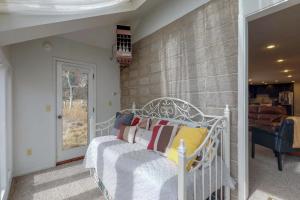 - une chambre avec un lit blanc et des oreillers dans l'établissement Alpine Getaway, à Gold Hill
