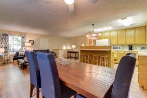 A kitchen or kitchenette at Catnip II