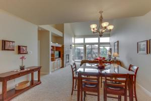 una sala da pranzo e una cucina con tavolo e sedie di Eagle Crest Village Lp Getaway a Redmond