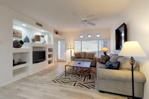 ein Wohnzimmer mit Sofa und Tisch in der Unterkunft Vistoso Resort Casita #138 in Tortolita