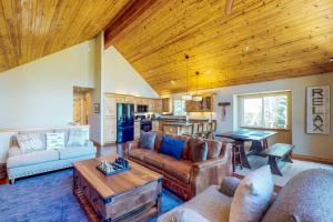 Χώρος καθιστικού στο Wooded Escape