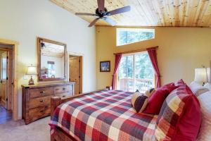 Ένα ή περισσότερα κρεβάτια σε δωμάτιο στο Wooded Escape +36 φωτογραφίες