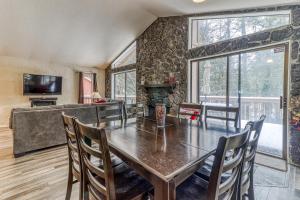 une salle à manger avec une table et une cheminée dans l'établissement Riverside Retreat, à Mount Hood Village