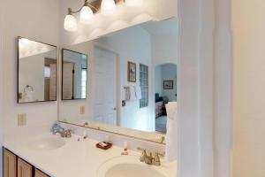 CatalinaにあるSun City Vistoso #14093の洗面台と大きな鏡のあるバスルーム +14枚の写真