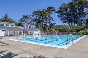 een groot zwembad met blauw water bij The Barn in Gualala