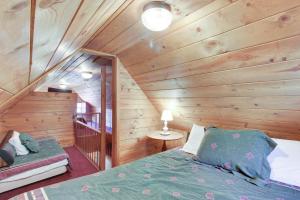 Un dormitorio con una cama en una cabaña de madera. en Avery West Shore Cabin, en McCall