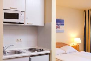 Tryp by Wyndham Luebeck Aquamarin في لوبيك: مطبخ مع حوض وميكروويف +14 صورة