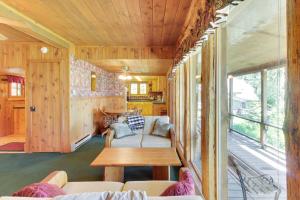 una casetta minuscola con soggiorno e tavolo di Avery West Shore Cabin a McCall