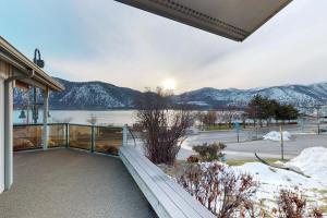 balcón con vistas al lago y a las montañas en Manson Lake House, en Manson
