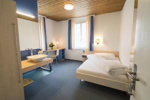 En eller flere senge i et værelse på Hotel Kreuz