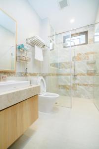 Un baño con inodoro, lavabo y ducha. en Monalisa Apartment, en Da Nang