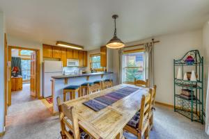 eine Küche und ein Esszimmer mit einem Holztisch und Stühlen in der Unterkunft Snake River Village 05 in Keystone