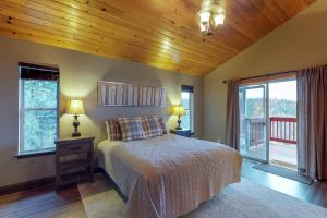 1 dormitorio con cama y techo de madera en Vista Point en Shaver Lake