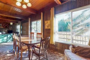 comedor con mesa, sillas y ventana en Pond View Lodge en Shaver Lake