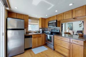 A kitchen or kitchenette at Safari Suite