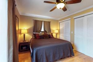 sypialnia z łóżkiem i wentylatorem sufitowym w obiekcie Safari Suite w mieście Bradenton Beach
