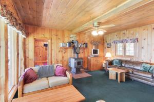 un soggiorno con divano e piano cottura in una cabina di Avery West Shore Cabin a McCall