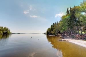 Blick auf einen See mit Bäumen am Ufer in der Unterkunft Moosehead Memories + Sandbar Cabin in Rockwood