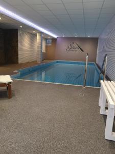 een groot zwembad in een gebouw bij Hotel Clemens in Winterberg