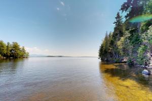 una vista de un cuerpo de agua con árboles en Sandbar Cabin, en Rockwood