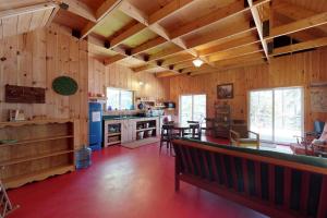 una cocina con paredes de madera y un banco en una habitación en Sandbar Cabin, en Rockwood