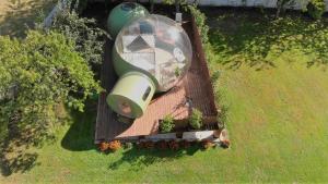 una vista aérea de una casa redonda en una cubierta en REMANSO DE TRASFONTAO Casa das Árbores & Bubble en Silleda