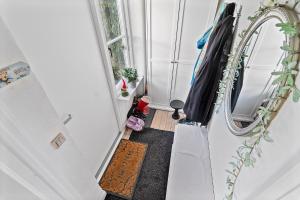 a hallway with an open door with an umbrella at rækkehus ved amagerstrand in Copenhagen