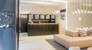 a lobby with a couch and a bar at Hotel Denit Barcelona in Barcelona