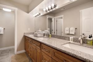 Η κουζίνα ή μικρή κουζίνα στο Harwood Home +26 φωτογραφίες