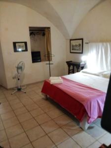 レッチェにあるCasa dei Carrettiのベッドルーム1室(ベッド1台、デスク付)