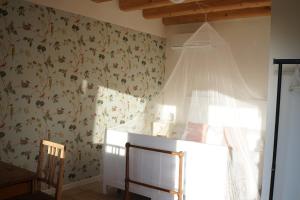 馬羅斯蒂卡的住宿－Agriturismo Fattoria Togonegro，厨房的墙壁上装饰有花卉图案的壁纸