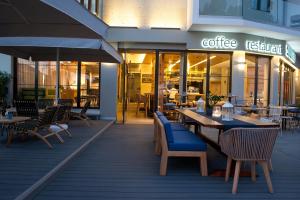 Restoran või mõni muu söögikoht majutusasutuses Seasabelle Hotel near Athens Airport