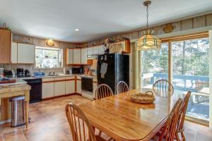 cocina con mesa de madera y comedor en West Dover Getaway, en West Dover