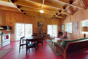 una sala de estar con una mesa y un sofá en Sandbar Cabin, en Rockwood