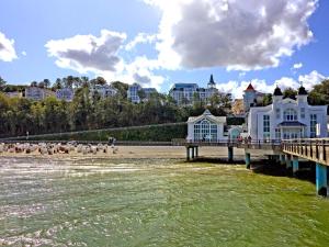 オストゼーバート・ゼリンにあるVilla Philine - Meerblicksuite "Carlotta"の桟橋と建物のあるビーチの景色