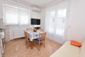 Televízia a/alebo spoločenská miestnosť v ubytovaní Apartments Brico