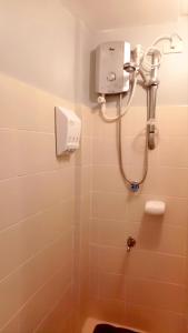 een badkamer met een douche en een toilet. bij Saint Croix at Tagaytay Prime Residences in Tagaytay