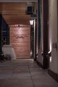 un pasillo con una puerta de madera y una mesa en Hotel Magdalena, en Arroyo Seco