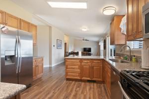 Η κουζίνα ή μικρή κουζίνα στο Harwood Home