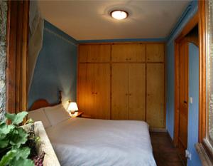 um quarto com uma grande cama branca num quarto em Can Janpere I em Pardines