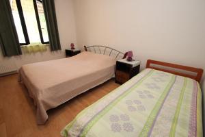 sypialnia z dwoma łóżkami i dwoma oknami w obiekcie Apartments Saša - pets friendly! w Poreču +10 zdjęć