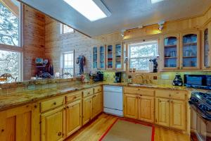 Una cocina o zona de cocina en Red Top Lodge