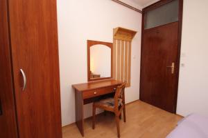 sypialnia z toaletką i lustrem w obiekcie Apartments Saša - pets friendly! w Poreču
