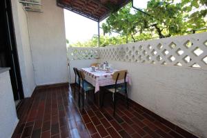stół i krzesła na patio z ogrodzeniem w obiekcie Apartments Saša - pets friendly! w Poreču