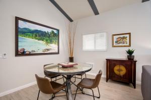 a dining room with a table and chairs at Villa Del Mar in San Clemente